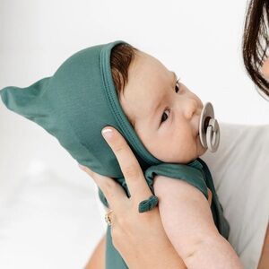 Loulou and Co. RIBBED baby bonnet.